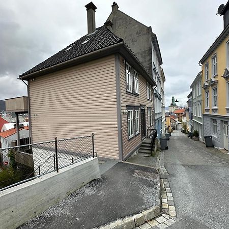 Sjarmerende Bolig Like Ved Togstasjonen Apartment เบอร์เกน ภายนอก รูปภาพ